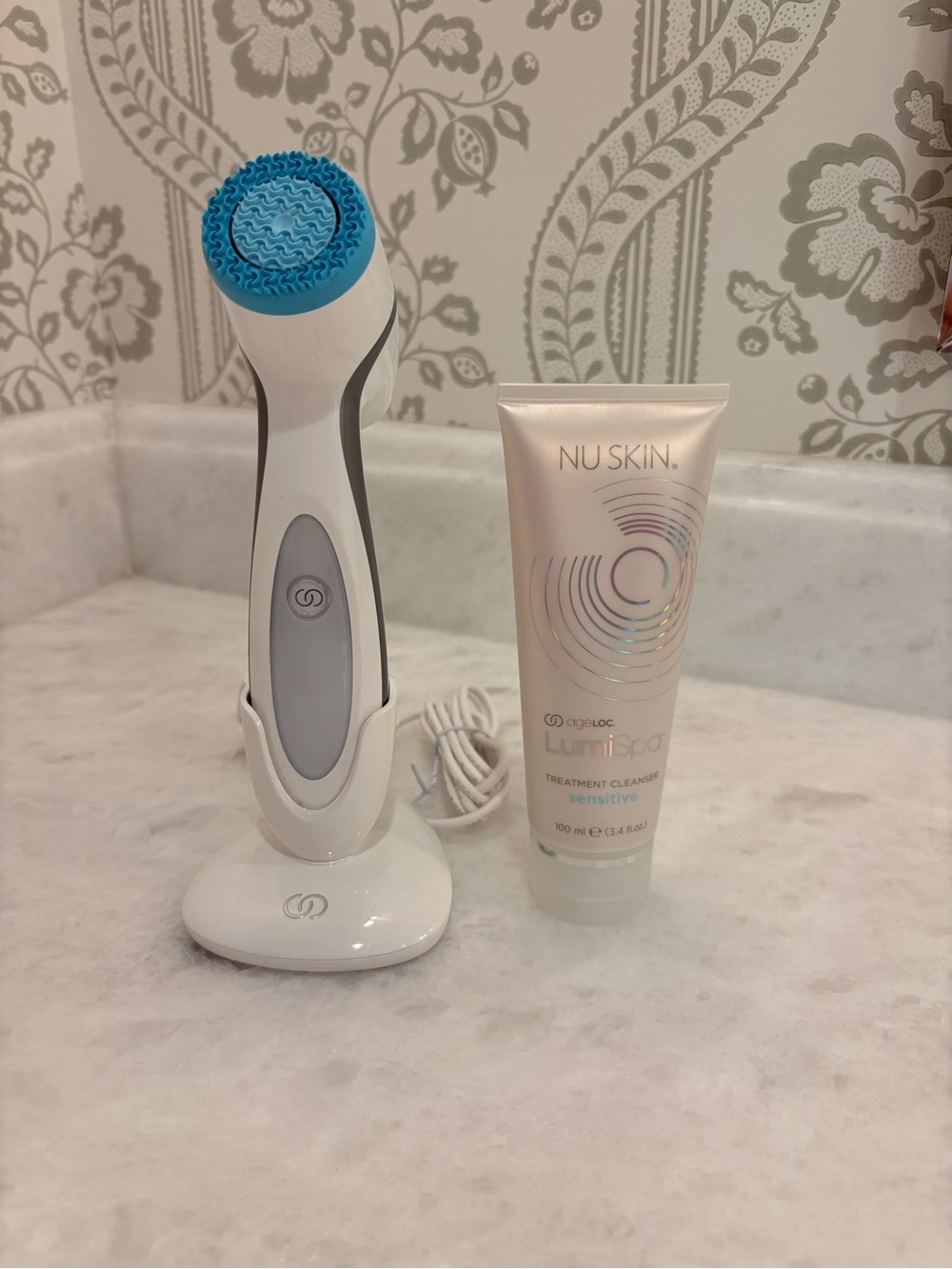 Skin Lumispa Sensitive Treatment Cleanser with White Device and Blue Brush Head